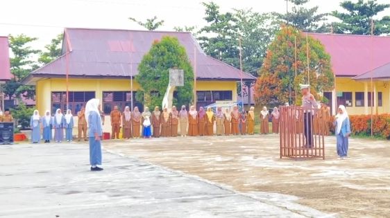 KBO Satlantas Polres Tebo saat menjadi pembina upacara di SMKN 1 Tebo