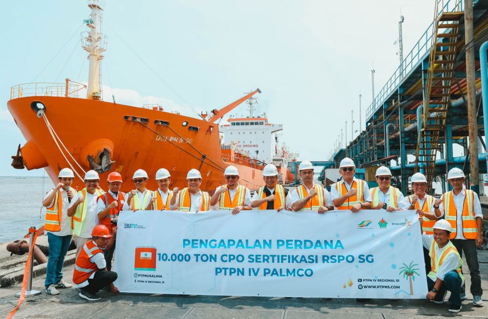 Direktur Pemasaran dan Komersial PT Perkebunan Nusantara IV (PTPN IV) PalmCo Ryanto Wisnuardy saat melepas pengapalan perdana 10.000 ton CPO bersertifikasi RSPO SG senilai USD9 juta dari pelabuhan Pelindo Dumai, Riau, dengan tujuan akhir Italia. Ia mengatakan Pengiriman CPO bersertifikasi RSPO SG tersebut merupakan yang pertama dan menjadi tonggak sejarah di PTPN IV PalmCo yang diproduksi Regional III Riau._