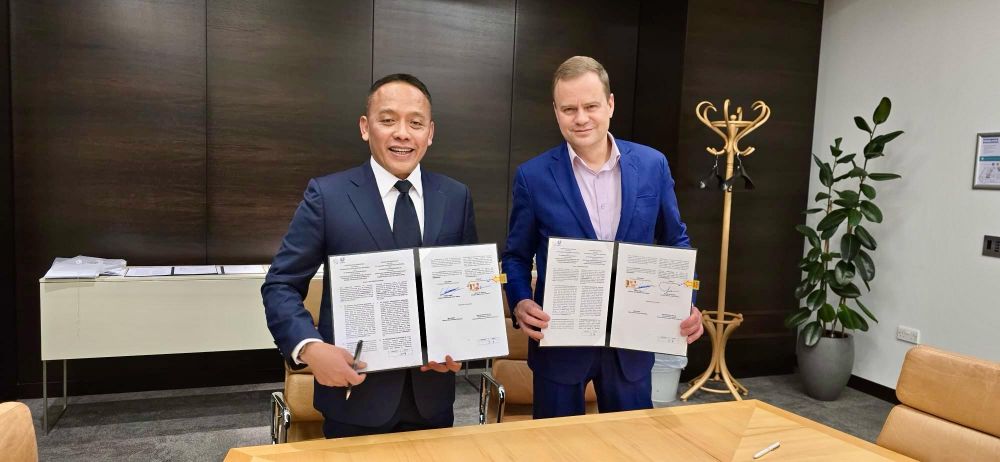 Direktur Utama PTPN IV PalMco Jatmiko Santosa bersama Direktur Supply Chain Unilever Willem Uijen menandatangani kontrak kerjasama jangka panjang dalam rantai pasok PKO yang lestari melalui pengembangan dua unit Kernel Cruishing Plant. Mengambil tempat di London, pertengahan pekan lalu, Penandatangan juga dihadiri oleh Wakil Direktur Utama PTPN III (Persero) Denaldy Mulino Mauna.