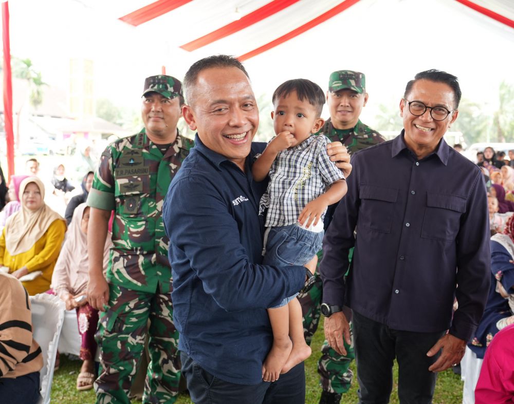 Direktur Utama PTPN IV PalmCo Jatmiko Santosa dan Direktur Hubungan Kelembagaan Irwan Perangin-angin saat gelaran Pengentasan Stunting di Langkat, Sumut, Rabu (26/02). PalmCo luncurkan program Pemberian Makanan Tambahan Pemulihan secara serentak di seluruh wilayah operasionalnya. 1.344 anak akan menerima makanan tambahan sesuai anjuran gizi selama 3 bulan berturut-turut dan diharapkan dapat semakin menekan prevalensi stunting di Indonesia.