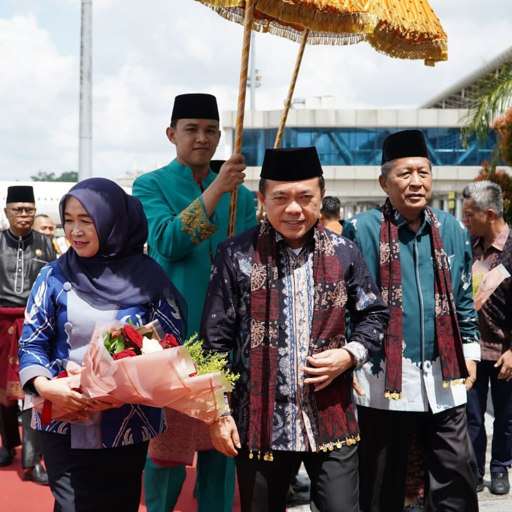 Gubernur dan Wakil Gubernur Jambi Al Haris dan Abdullah Sani Disambut dengan Seloko Adat