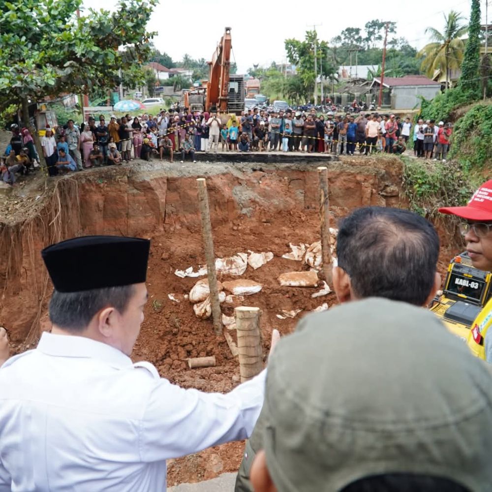 Gubernur Jambi Al Haris meninjau penanganan jalan putus Jambi-Sumbar, Jumat (7/3).