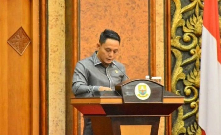 Samsul Riduan saat menyampaikan pandangan Fraksi dalam sidang paripurna DPRD Provinsi Jambi.