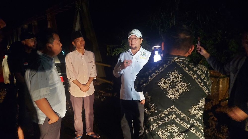 Wakil Ketua DPRD Provinsi Jambi Ivan Wirata melakukan peninjauan jalan Provinsi di ruas Padang Lamo, Tebo, Kamis (13/3/2025) malam