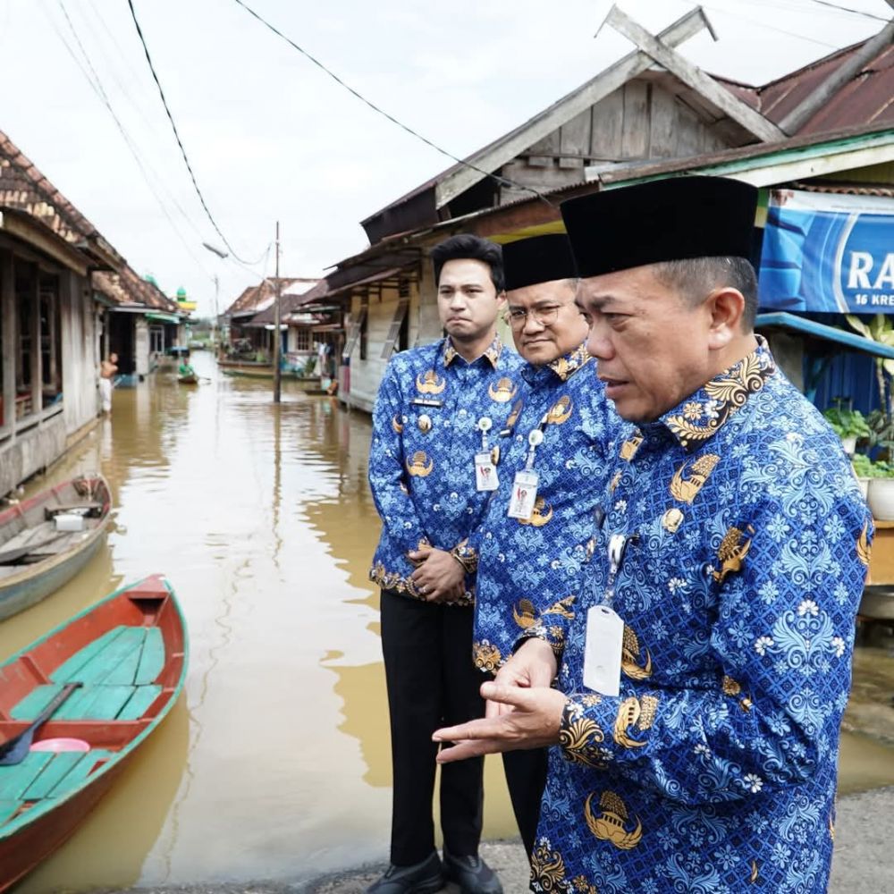 Gubernur Jambi Al Haris bersama Walikota dan Wakil Walikota Jambi, Maulana dan Diza Hazra Aljosha meninjau warga yang terdampak banjir di Kota Jambi, Senin (17/03/2025) siang.