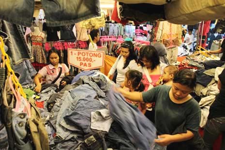 Asosiasi Pertekstilan Indonesia (API) memperkirakan baju impor baru maupun bekas yang masuk secara ilegal ke Indonesia bisa mencapai Rp 22 triliun per tahun.