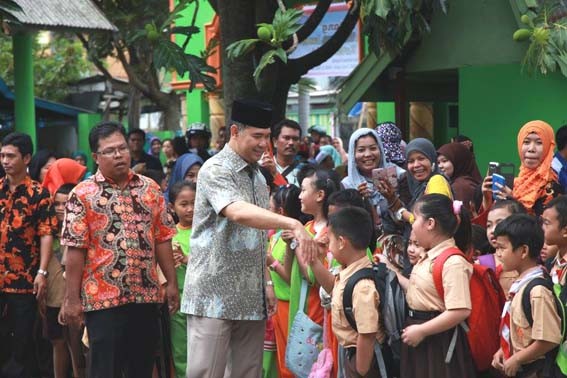 Pemerintah Kota Jambi peduli pendidikan. Hal itu dibuktikan dengan hasil yang dicapai siswa di Kota Jambi yang berprestasi dan berkarya.