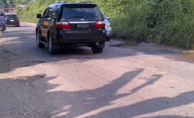 Jalan Sarolangun-Mandiangin saat ini banyak sekali dijumpai lubang-lubang dibadan Jalan.