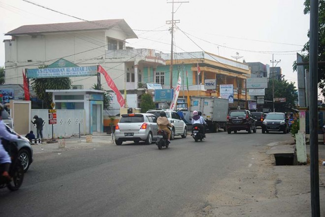 Walikota Jambi, H Syarif Fasha, mengaku akan memanggil Dinas Pendidikan Kota Jambi, guna menyampaikan kepada pihak sekolah terkait kondisi kemacetan yang saat ini masih terjadi di jalan satu arah Sungai Kambang.