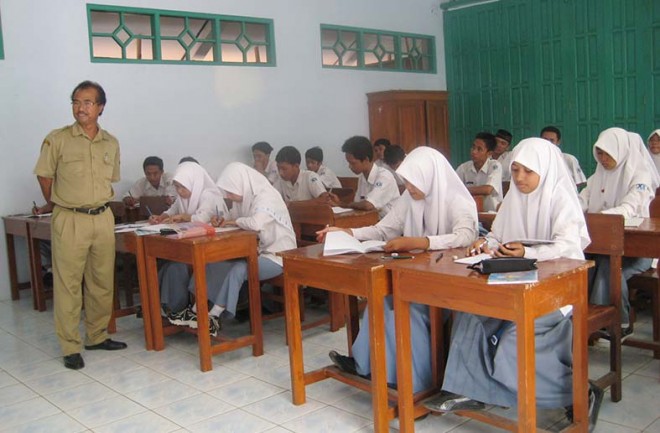 Pendidikan berkarakter penting diterapkan dalam sekolah perlu pengawasan ketat.