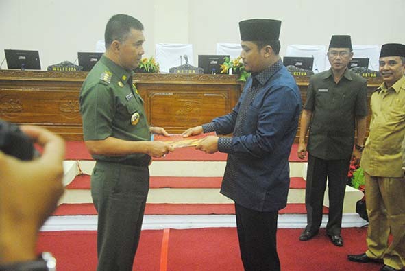Penyerahan hasil Kunker DPRD Kota Jambi, oleh Ketua DPRD Kota Jambi H M Nasir kepada Walikota Jambi H Syarif Fasha.