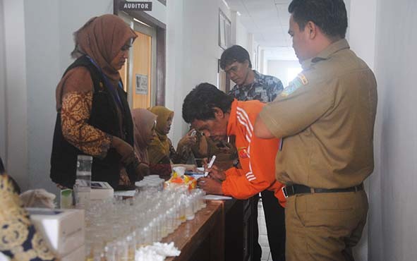 Pegawai di Inspektorat saat melakukan pendaftaran untuk ikut jalani tes urine narkoba.