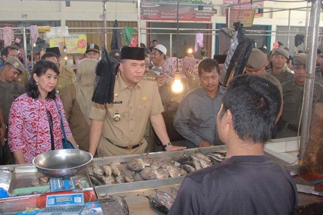 Walikota Jambi berdialog dengan sejumlah pedagang.