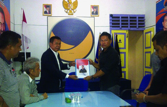 Tim Pemengangan Zumi Zola mengembalikan berkas pendaftaran kepada Partai NasDem sebagai bentuk keseriusan permohonan dukungan. Selain NasDem, Zola juga membidik tiga partai besar lainnya seperti PDI Perjuangan, Hanura, dan Partai Golkar. 
