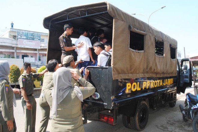 Pelajar ketika terjaring razia di Warnet.