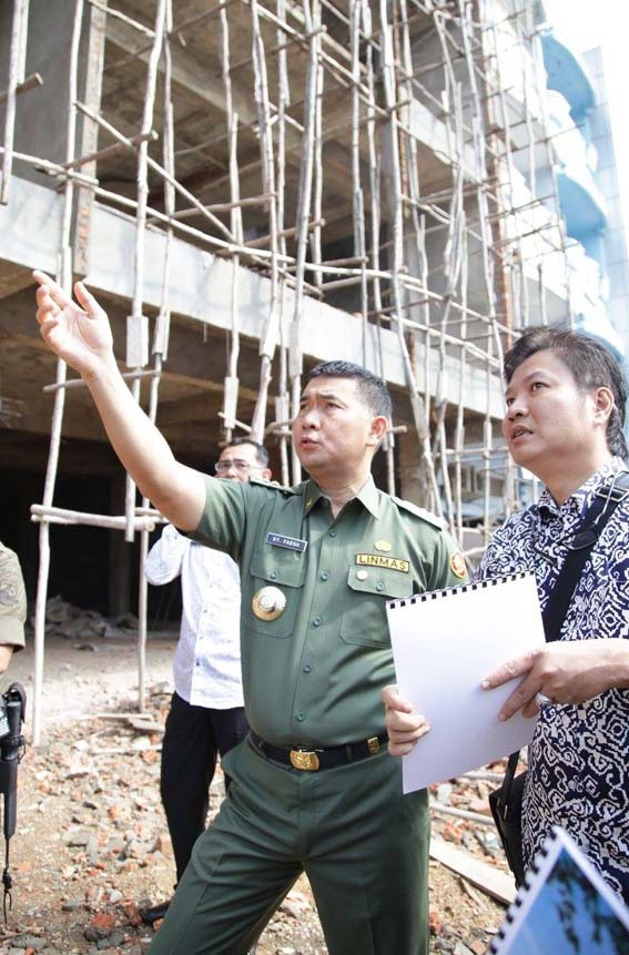 Walikota Jambi didampingi pihak investor melihat langsung bangunan yang diduga salahi aturan di kawasan Jelutung.
