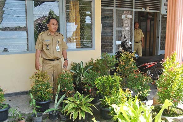 Tanaman banyak menghiasi pekarangan kantor Kelurahan Payo Selincah.