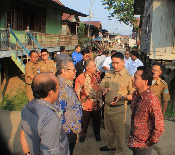 Walikota Jambi, H Syarif Fasha, ketika menjelaskan kondisi kawasan di Kelurahan Legok, yang menjadi target penataan RTH