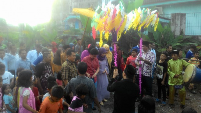 Kedatangan Zulkifli Nurdin (ZN) beserta isteri Hj Ratu Munawwaroh disambut dengan kompangan.