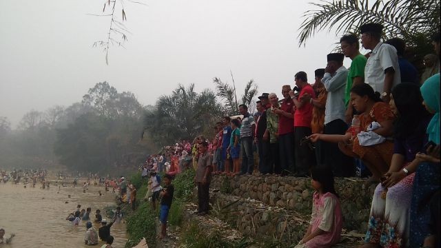 Suasana panen ikan Lubuk larangan Dusun Sungai Aro, Desa Muara Seketuk, kecamatan Tabir Ulu, Merangin.