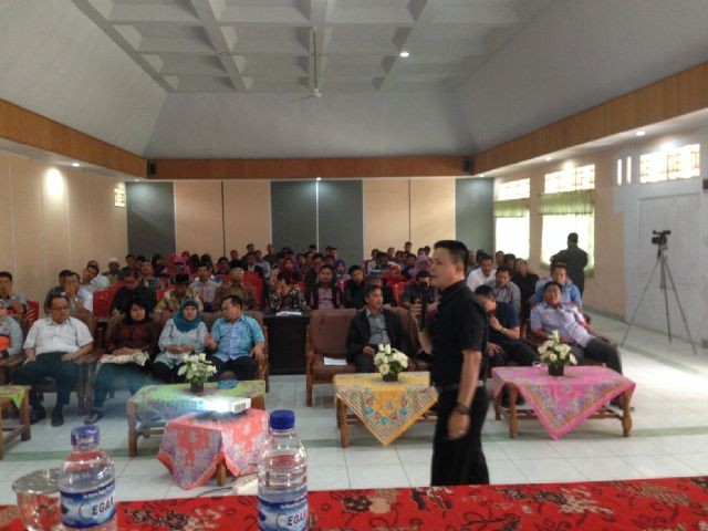 Ketua Bawaslu Provinsi Jambi, Fauzan Khairazi saat menjadi pemateri dalam acara sosialisasi Pilkada di Sungaipenuh.