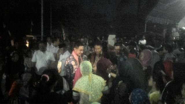 Kedatangan Zumi Zola disambut antusias warga.