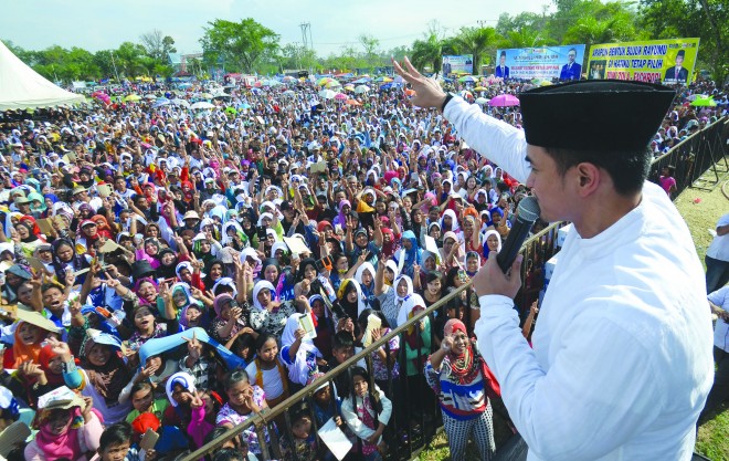 Calon Gubernur Jambi, Zumi Zola saat menyampaikan orasi politik didepan pulhan ribu masyarakat Bungo.