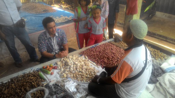 Calon Gubernur Jambi, Zumi Zola saat melakukan blusukan di Pasar Siau.