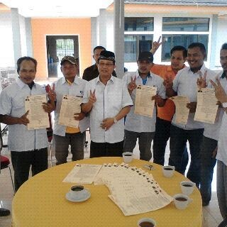 Pengurus tim Garuda 21, Sumedi dan kawan-kawan menyerahkan semua SK tim HBA ke Fachrori Umar.