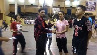 Edi Purwanto memberikan hadiah pemenang juara turnamen Volly Ball Edi Purwanto Cup.