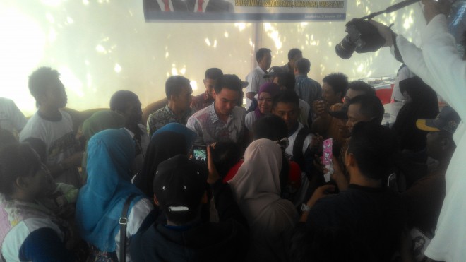 Zola saat bersilaturrahmi dengan masyarakat dan para saksi Zola - Fachrori di kediaman salah satu tokoh masyarakat Desa Suka Makmur Kecamatan Sungai Bahar.