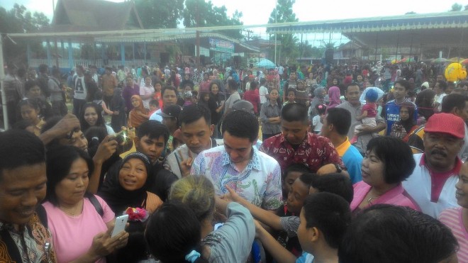 Sambutan hangat diberikan warga Sungai Bahar terhadap calon gubernur Zumi Zola.