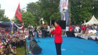 Puti Guntur Soekarno saat memberikan orasi politik.