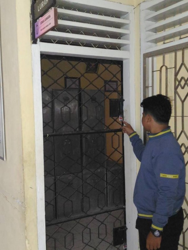 Kantor kelurahan Sungai Pinang jadi tempat penyimpanan logistik pemilu, terlihat digembok dengan ditempel segel KPU.