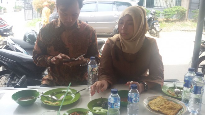 Cawagub Edi Purwanto bersama istri makan siang di kantin Kejati, Telanaipura.