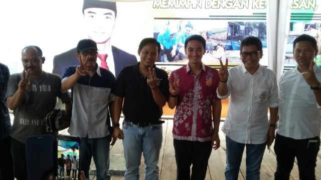 Zumi Zola diapit Adri dan Asaari SyafiI, saat melakukan salam dua jari.