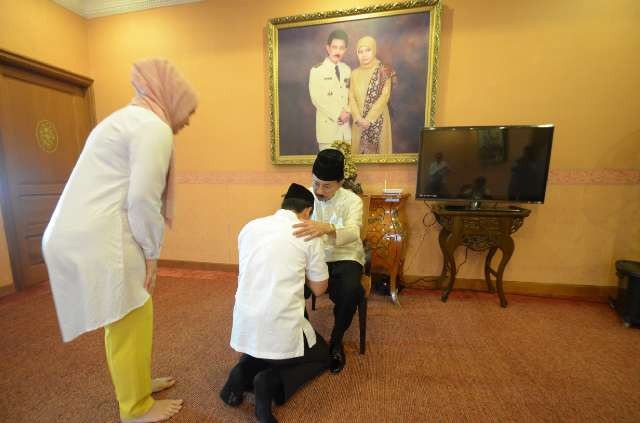Zumi Zola sungkem ke ayahanda ZN sebelum nyoblos.