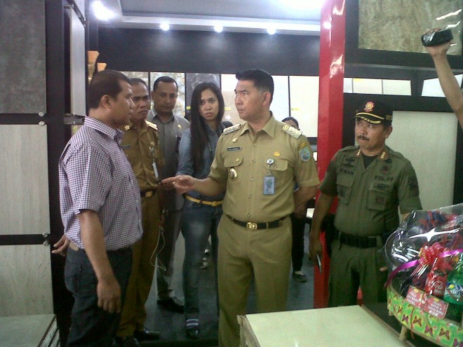 Walikota Jambi, H. Syarif Fasha, geram di buat manajemen Mitra Bangunan Swalayan.