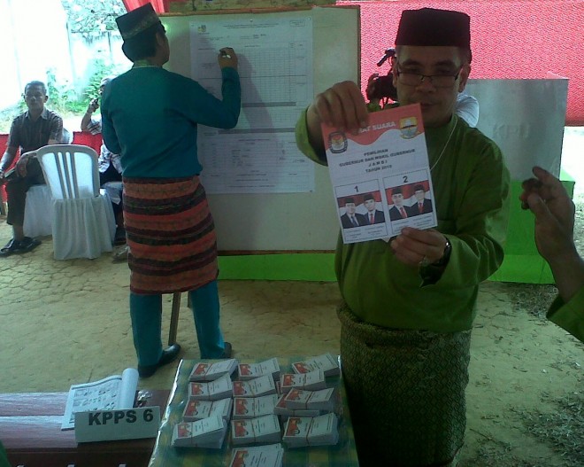 Proses penghitungan di TPS 20, tempat kediaman cagub HBA.