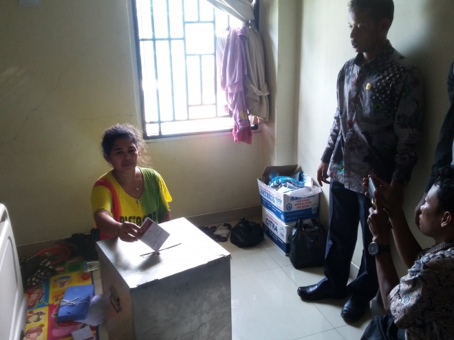 Proses pencoblosan di rumah sakit umum Raden Mattaher.