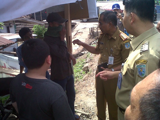 Walikota Jambi, ketika berdialog dengan warga.