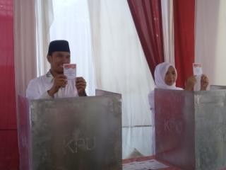 Cawagub Edi Purwanto bersama istri nyoblos di TPS 39.