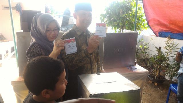 Walikota Jambi beserta istri saat nyoblos di TPS 7.