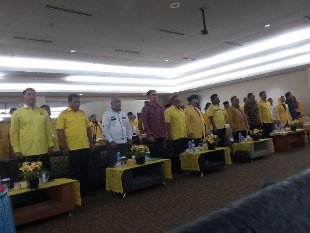 Zumi Zola bersama ketua umum Golkar, ARB di acara Musda IX Golkar.