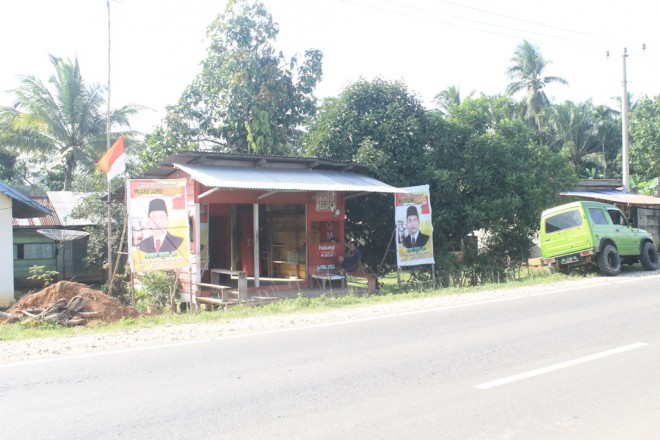 Abun Yani, bakal calon bupati Muarojambi mulai serius untuk ikut berkompetisi. Hal ini terlihat dari banyaknya Alat Peraga Kampanye miliknya terpasang.