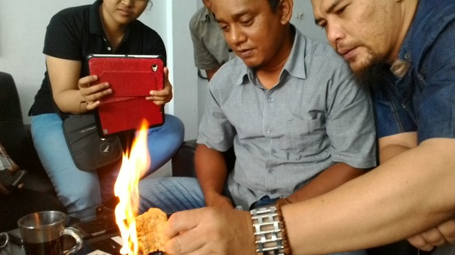  Ibnu Kholdun saat mengetes membakar gorengan tempe yang mengandung plastik.