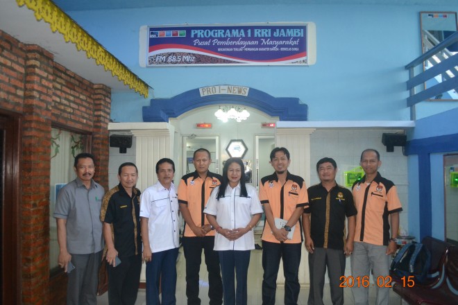 KPU Muaro Jambi dan Sekretaris KPU Muaro Jambi saat melakukan kegiatan Safari Pilbup 2017 di gedung RRI Jambi.
