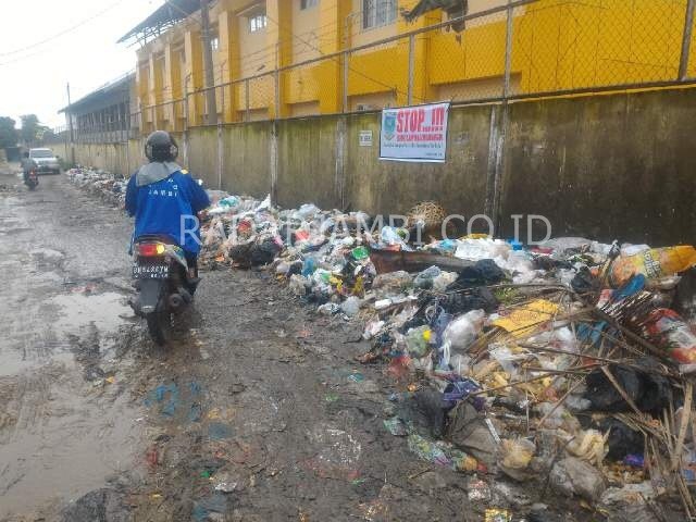 Terlihat tumpukan sampah yang sudah tinggi.