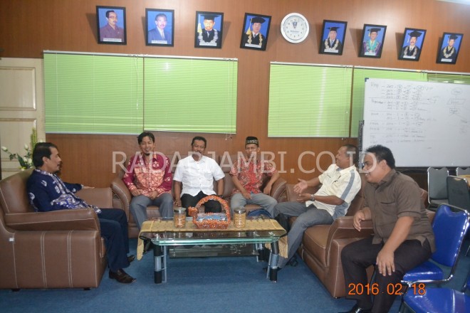 KPU Muaro Jambi saat melakukan safari pilbup 2017 ke Universitas Jambi (Unja).