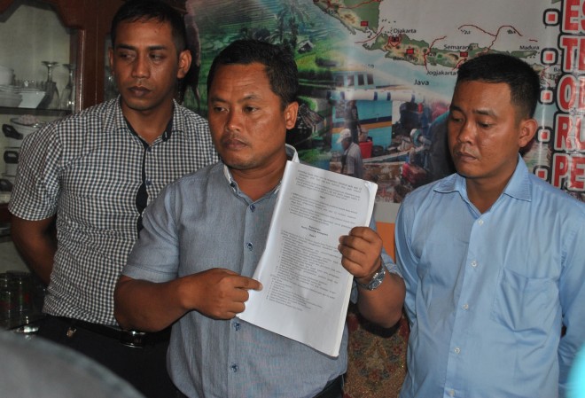 Yulianto, bakal calon kades Mendalo Darat saat menunjukan peraturan terkait panitia pilkades.
